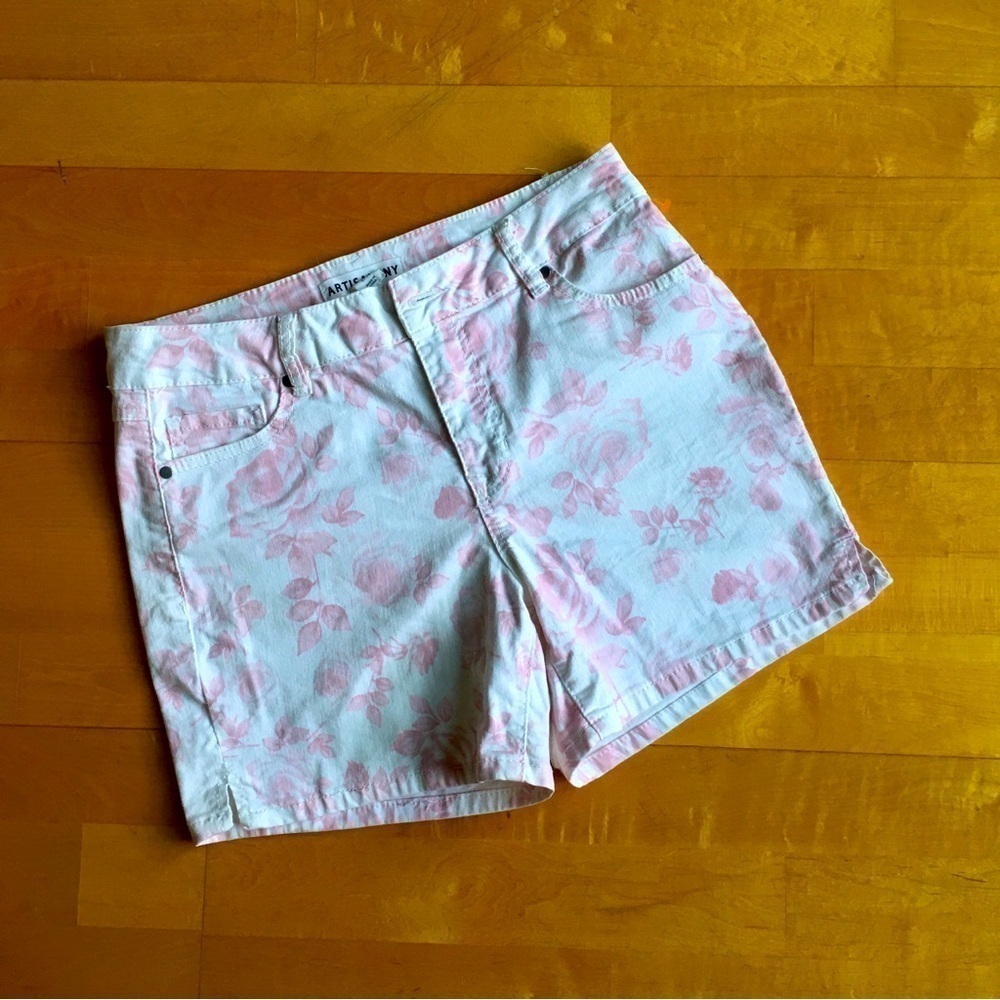 Artisan NY Floral Mid Rise Shorts, Ivory, Cream, Pastel Pink, Size 6